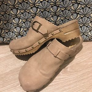 Toupe/tan White Mountain clogs with buckle detail